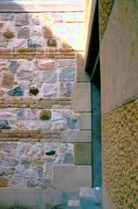 Architettura Mediterranea:  Museo di Gibellina, Sicilia, Italia: Architetto Francesco VENEZIA:  Particolare delle murature  fotografia: Francesco Saverio ALESSIO © copyright 1986