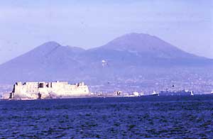 Napoli: Castel dell'Ovo ed il Vesuvio: fotografia: Francesco Saverio ALESSIO © copyright 1982