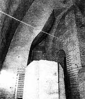 Architettura Mediterranea: XVII Triennale di Milano, 1987: Sottosuolo partenopeo e architettura ipogea greco romana: Napoli, Cavitą nel Monte Echia, Grotte Carafa; Fotografia: Francesco Saverio ALESSIO, 1986
