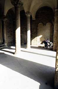 Pisa - San Zeno - Architettura mediterranea di spolio - fotografia: di Francesco Saverio ALESSIO, © copyright 1994