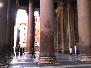 Il Pantheon: il portico - Fotografie: Francesco Saverio ALESSIO - Creative Commons License - 2007