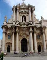 Ingrandisce - Facciata del Duomo di Siracusa - da Wikipedia - enciclopedia libera - http://it.wikipedia.org/wiki/Immagine:Syracuse_dome_Sicily.jpg