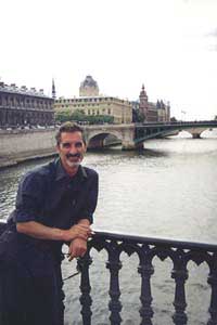 Francesco Saverio ALESSIO sur les ponts de la Seine pour étude et travail, Paris 2002