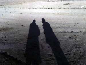 Le città invisibili: Le ombre di Francesco Saverio Alessio e Carmine Talerico sulle rive del Lago Ampollino - fotografia di Francesco Saverio Alessio - copyleft