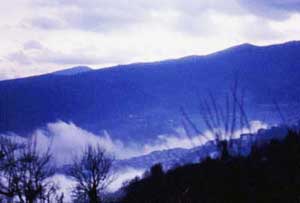La montagne au centre de la Méditerranée...la Grande bleue!  San Giovanni in Fiore dans les brouillard du printemps - Photographie: Francesco Saverio ALESSIO, copyright © 2003 